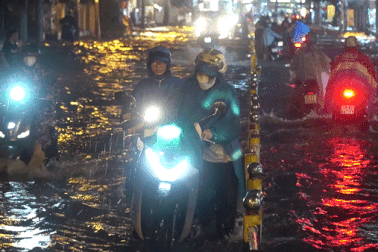 Nhiều tuyến đường ở TPHCM ngập sâu sau trận "mưa vàng"