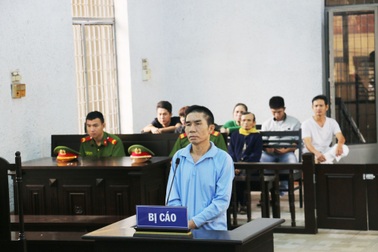 Đến tòa làm thủ tục ly hôn, vợ bị chồng đâm tử vong