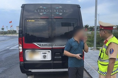 Tài xế xe khách bị phạt vì vừa lái xe vừa dùng điện thoại