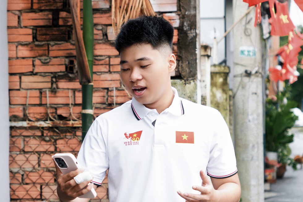 Nam sinh gây sốt nhờ giọng "hiếm", hát nhạc đỏ được ví với NSND Trung Đức