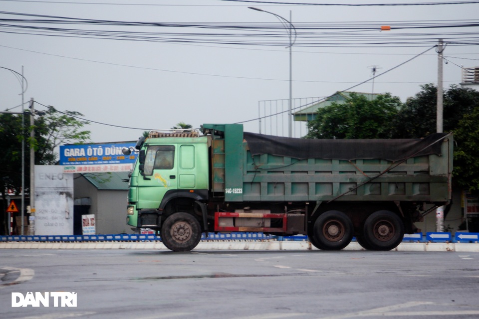 Binh đoàn xe hổ vồ hoành hành trên khắp các tuyến đường ở Quảng Ninh - 9 Binh đoàn xe hổ vồ hoành hành trên khắp các tuyến đường ở Quảng Ninh - 9