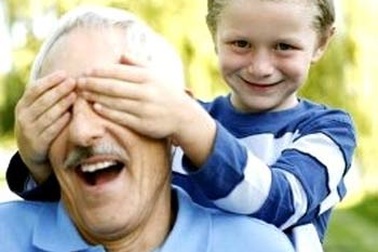 Khi ông bà “thần tượng” cháu đích tôn