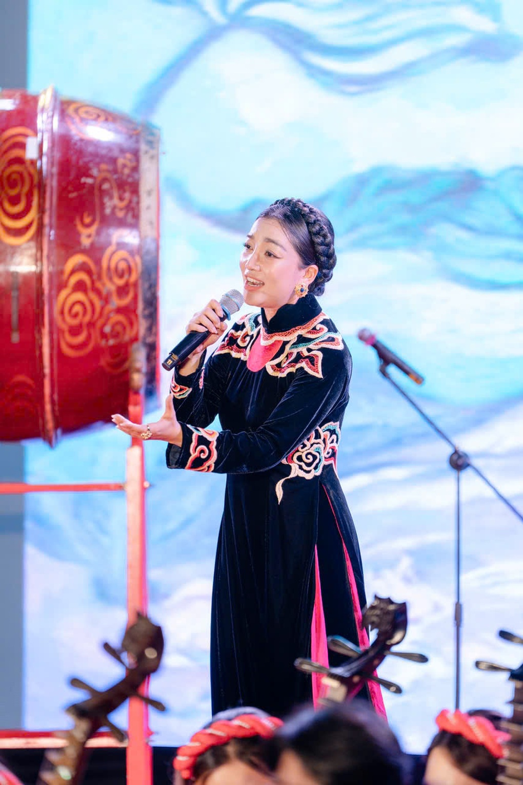 Phạm Thu Hà hát Hà Nội 12 mùa hoa tại triển lãm của Chu Nhật Quang - 2 Phạm Thu Hà hát Hà Nội 12 mùa hoa tại triển lãm của Chu Nhật Quang - 2
