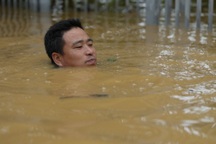 Thái Nguyên: Cố thủ giữ nhà nhưng phải kêu cứu vì nước lũ dâng cao đến cổ