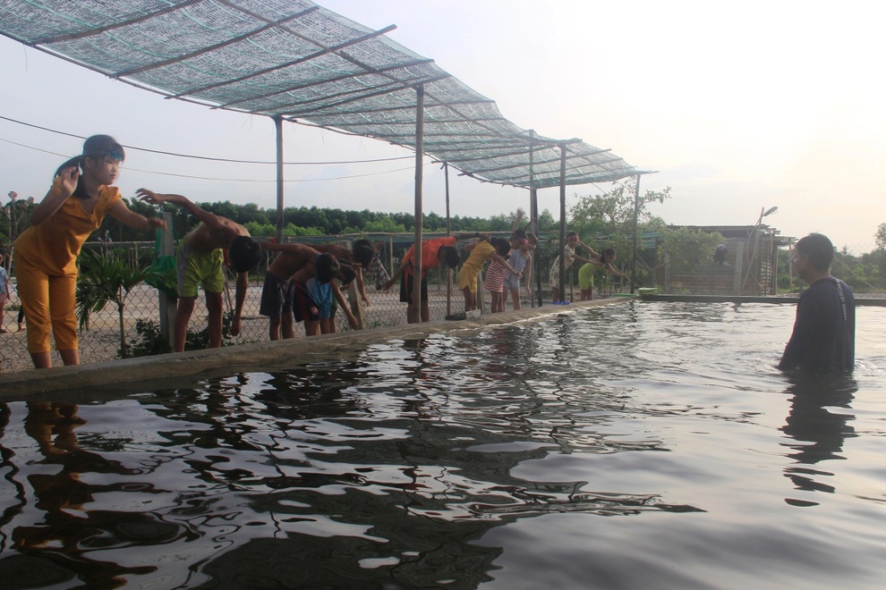 Quảng Trị: Lớp học bơi đặc biệt dành cho trẻ khuyết tật ở vùng rốn lũ - 2 Quảng Trị: Lớp học bơi đặc biệt dành cho trẻ khuyết tật ở vùng rốn lũ - 2