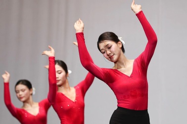 Ngắm nữ sinh trường múa trên sân khấu biểu diễn tốt nghiệp