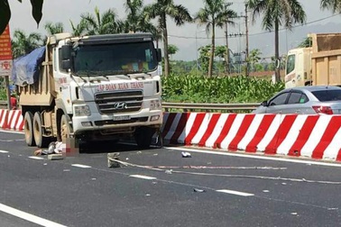 Công nhân sơn đường tử nạn dưới bánh xe tải