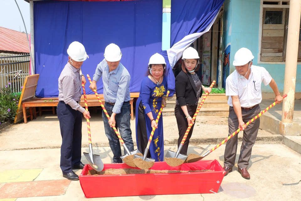 Quảng Trị: Hội Khuyến học xã hội hóa khởi công xây trường mầm non bản Bù - 1 Quảng Trị: Hội Khuyến học xã hội hóa khởi công xây trường mầm non bản Bù - 1