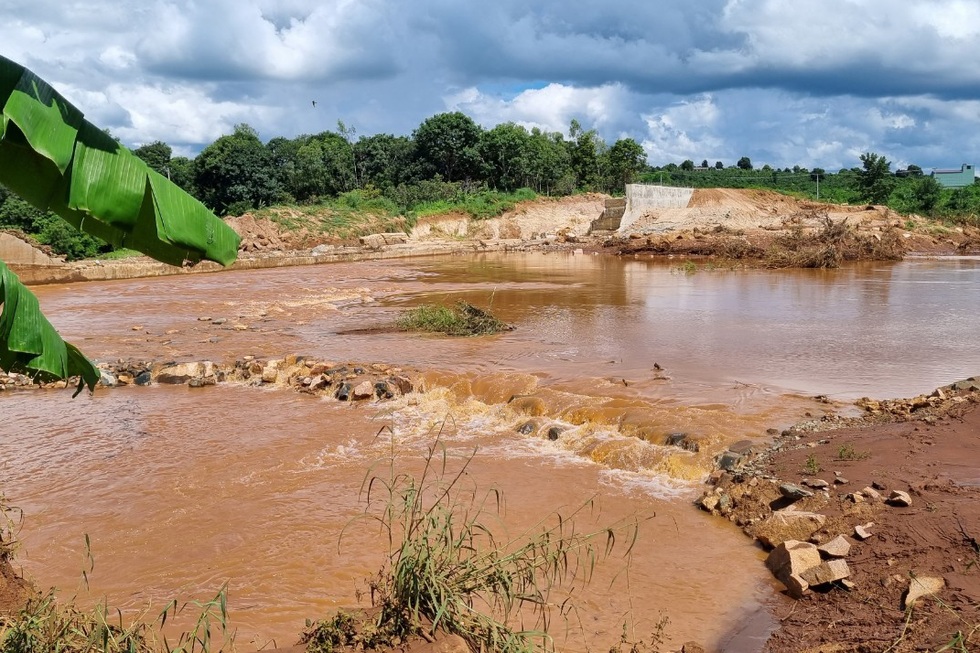 Tan hoang sau vụ vỡ tường đập thủy điện - 12 Tan hoang sau vụ vỡ tường đập thủy điện - 12