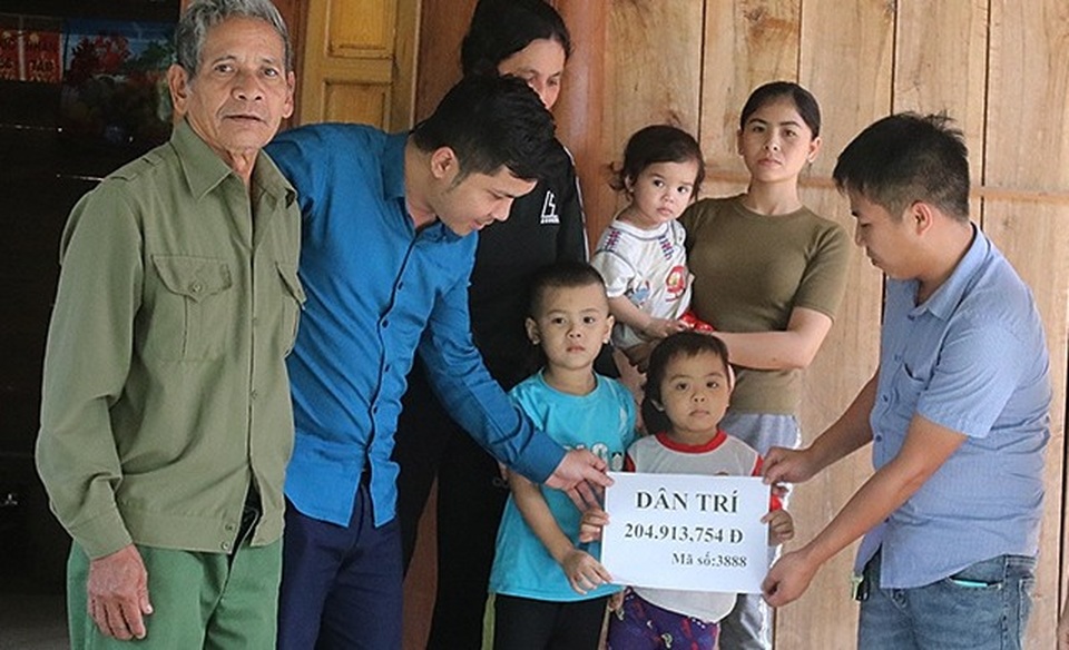 Bạn đọc Dân trí hỗ trợ hơn 204 triệu đồng giúp bé gái 4 tuổi bị ung thư máu - 1 Bạn đọc Dân trí hỗ trợ hơn 204 triệu đồng giúp bé gái 4 tuổi bị ung thư máu - 1