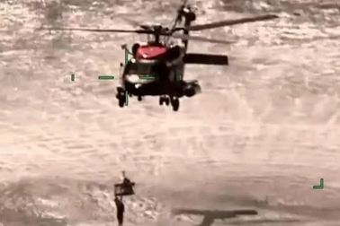 Ba người gốc Việt sống sót sau hơn 1 ngày mắc kẹt ở vùng biển cá mập