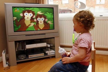 Vì sao trẻ dưới 3 tuổi không nên xem ti vi?
