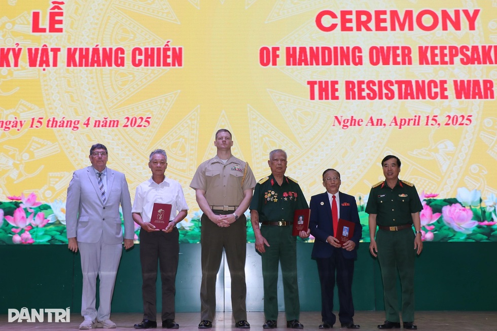 Kỷ vật lưu lạc nửa vòng trái đất trở về với người lính sau 55 năm - 1 Kỷ vật lưu lạc nửa vòng trái đất trở về với người lính sau 55 năm - 1