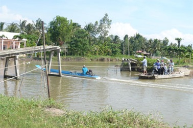 Dỡ cầu cho xáng cạp đi qua… rồi “quên” sửa lại