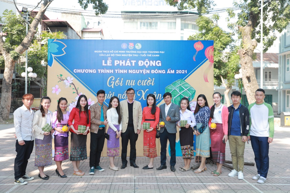 Sinh viên ĐH Thương Mại gói hàng trăm bánh chưng tặng người vô gia cư - 3 Sinh viên ĐH Thương Mại gói hàng trăm bánh chưng tặng người vô gia cư - 3