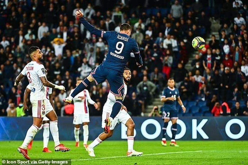 Messi hụt siêu phẩm, Icardi hóa người hùng giúp PSG thắng Lyon - 8 Messi hụt siêu phẩm, Icardi hóa người hùng giúp PSG thắng Lyon - 8