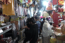 Chợ đồ "âm phủ" lớn nhất TPHCM đông đúc trước ngày ông Công ông Táo