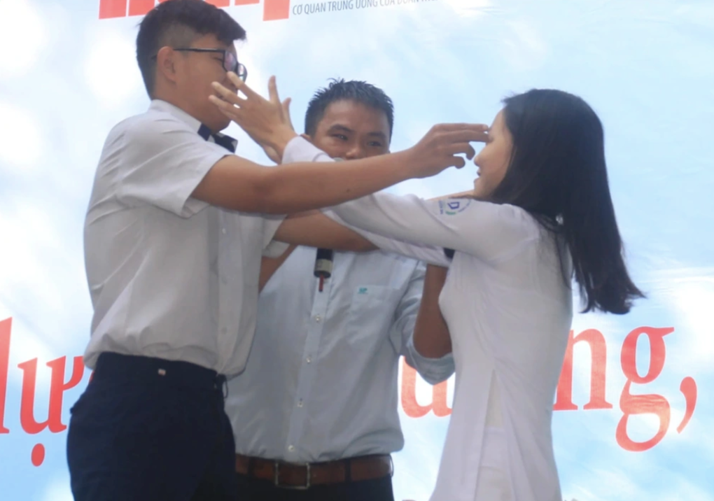 Vụ nữ sinh mang thai 26 tuần: Dạy con phòng cả giáo viên? - 4 Vụ nữ sinh mang thai 26 tuần: Dạy con phòng cả giáo viên? - 4