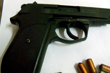 Hà Nội: Giữ súng trong người vì… làng nhiều "cẩu tặc"