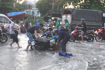 Biên Hòa mưa lớn, nước chảy xiết khiến nhiều xe ngã ra đường