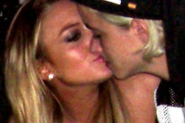 Lindsay Lohan công khai hôn người đồng giới