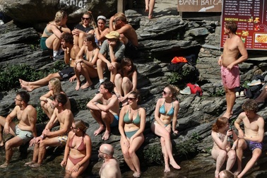 Khách Tây xếp hàng nhảy thác ở Hà Giang, chính quyền lên tiếng cảnh báo