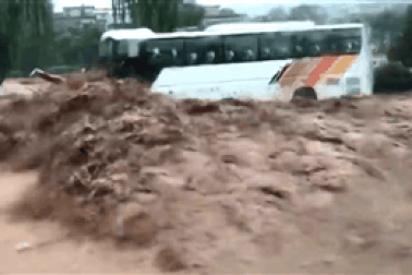 Nghẹt thở cảnh máy ủi cứu hàng chục người mắc kẹt trong lũ dữ ở Trung Quốc