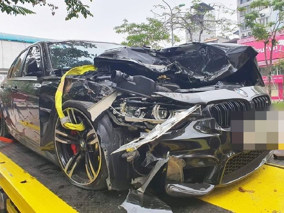 Sau cú va chạm, BMW nát đầu, xe tải húc đổ tường trường tiểu học - 3 Sau cú va chạm, BMW nát đầu, xe tải húc đổ tường trường tiểu học - 3