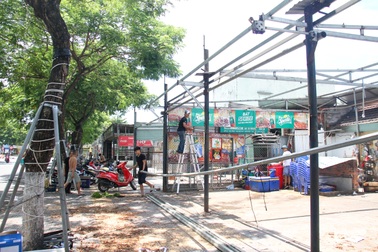 Tháo dỡ hàng loạt quán tạm không phép ngay chân cầu Rồng