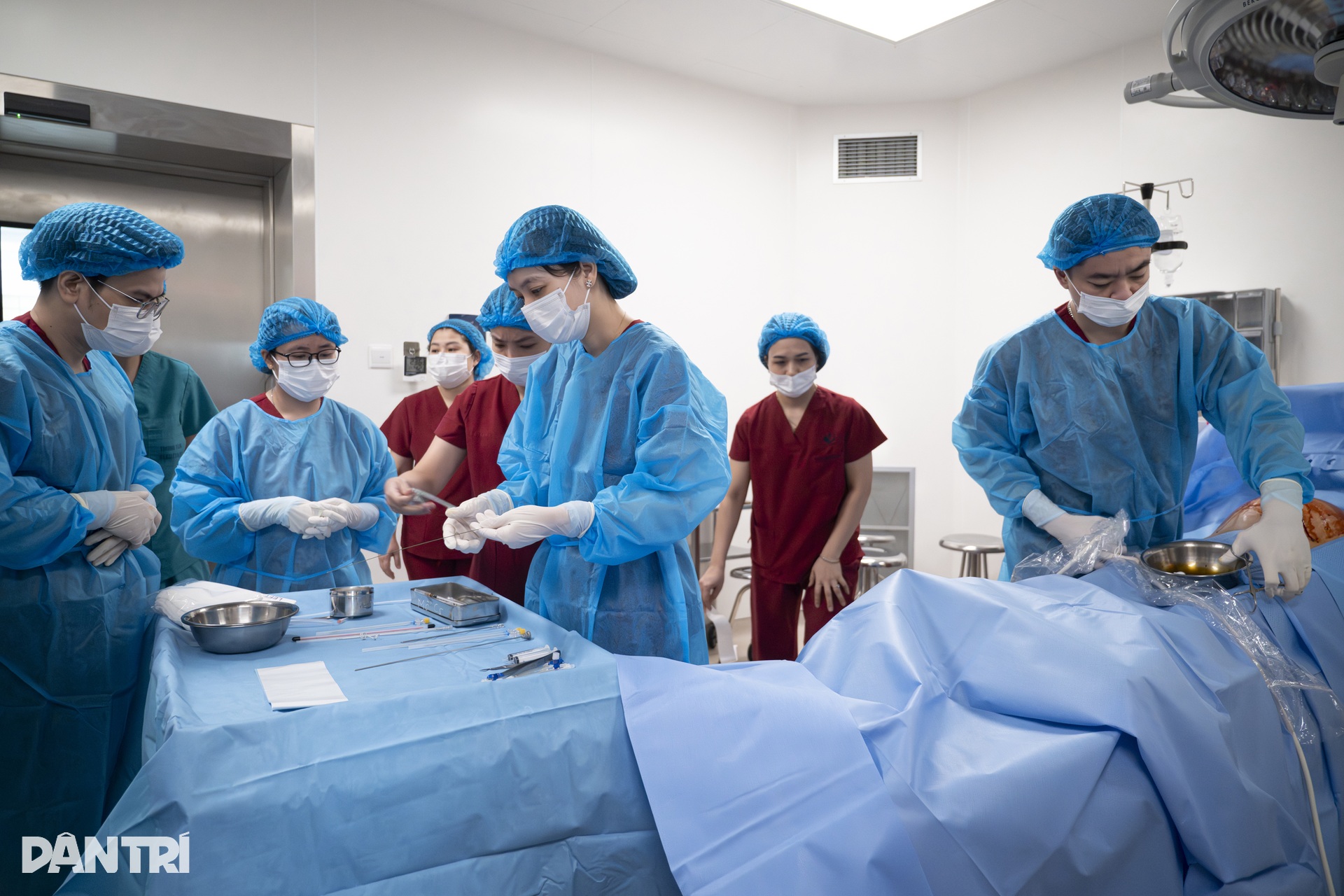 Doktor menggunakan jarum sebagai benang untuk menyelamatkan Bác sĩ dùng kim như sợi chỉ cứu “thiên thần” tràn dịch phổi trong bụng mẹ - 1