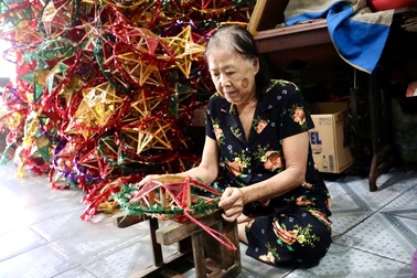Ba chị em giữ nghề làm đèn ông sao suốt 57 mùa Trung thu
