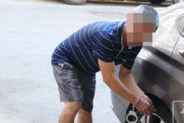 Bắt người đàn ông chọc thủng lốp ô tô vì "ngứa mắt"