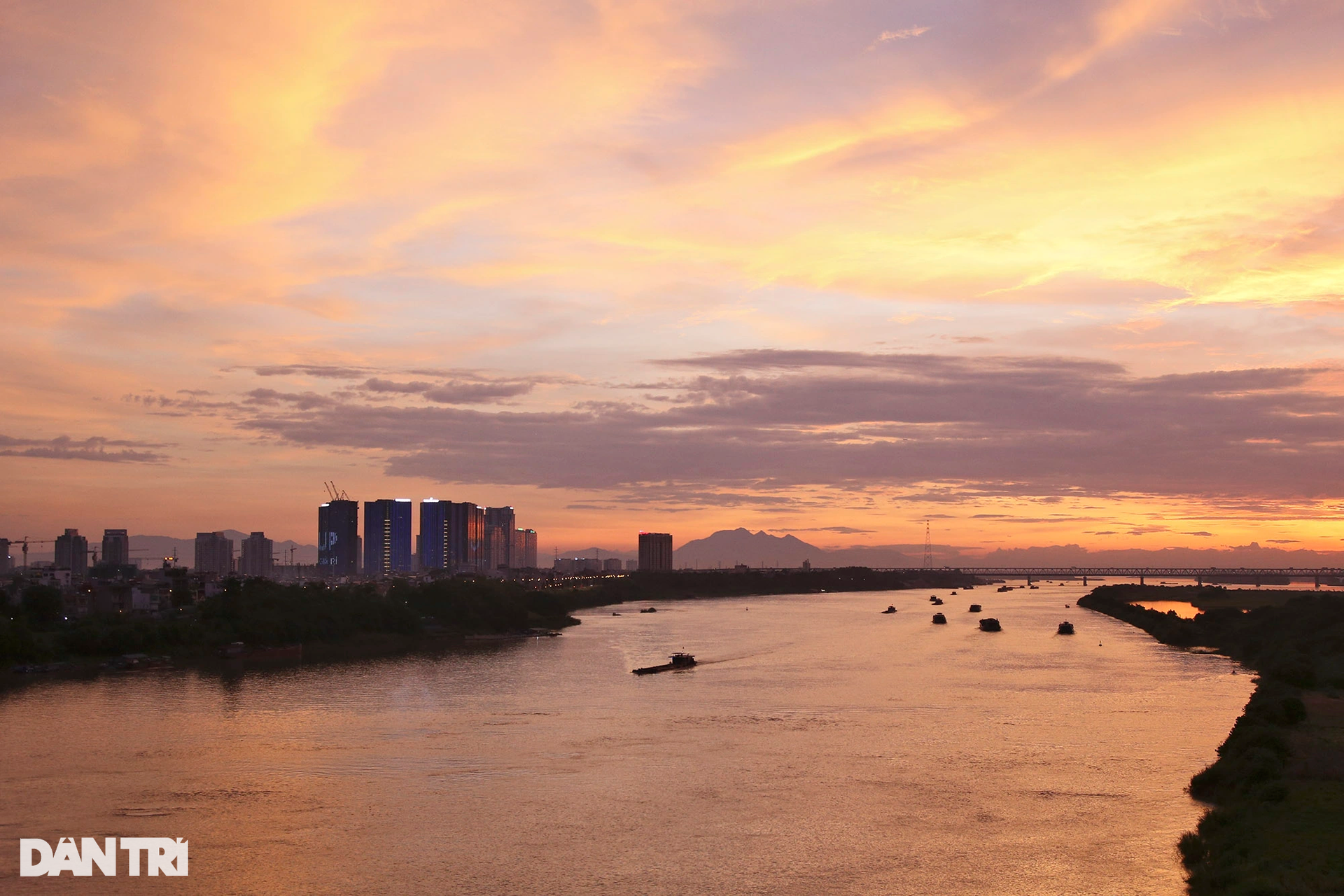Ngắm những buổi hoàng hôn rực rỡ trên sông Hồng - 2 Ngắm những buổi hoàng hôn rực rỡ trên sông Hồng - 2