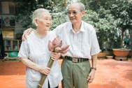 Cụ ông gần 100 tuổi ở Hưng Yên dỗ dành vợ hờn ghen hút triệu lượt xem
