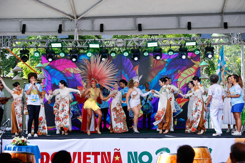 Tiếng đàn bầu hòa cùng vũ điệu Samba tại Rio de Janeiro - 3 Tiếng đàn bầu hòa cùng vũ điệu Samba tại Rio de Janeiro - 3
