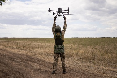 Năng lực chặn sóng của Nga quá mạnh, lính UAV của Kiev phải áp sát mặt trận