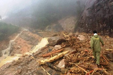 Đường Nha Trang - Đà Lạt tê liệt do bị đứt đường, sạt trượt
