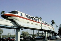 “Tàu điện một ray như cô gái đẹp không làm được việc!”