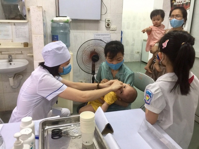 Nhiều bệnh nhi thăm khám vì thời tiết thay đổi.