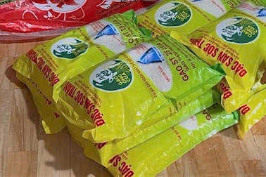 Bắt giữ cơ sở buôn bán gạo giả thương hiệu ST25 ông Cua