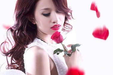 Vẻ gợi cảm của "bà mẹ đơn thân" Vân Hugo