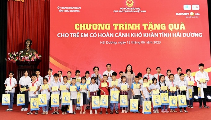 Đồng chí Phó Chủ tịch nước Võ Thị Ánh Xuân và đồng chí Chủ tịch UBND tỉnh Hải Dương Triệu Thế Hùng cùng đại diện nhà tài trợ trao tặng học bổng cho trẻ em có hoàn cảnh khó khăn. Ảnh baohaiduong.vn