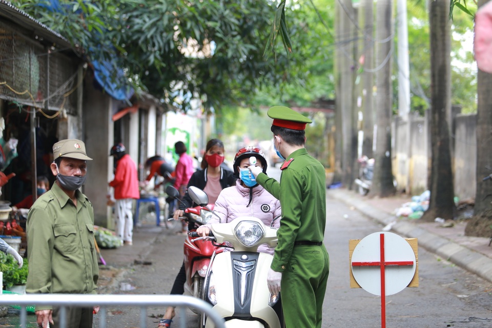Phố chợ Hà Nội lập chốt kiểm soát đo thân nhiệt người ra vào - 1 Phố chợ Hà Nội lập chốt kiểm soát đo thân nhiệt người ra vào - 1