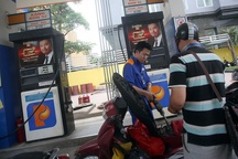 Cử tri bức xúc: Xăng tăng 2- 3 nghìn đồng nhưng giảm chỉ vài trăm đồng