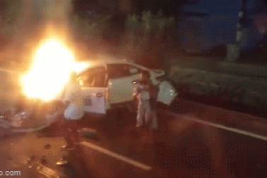 Ô tô bốc cháy, 4 người thương vong: Bất lực nhìn nữ nạn nhân kẹt trong xe