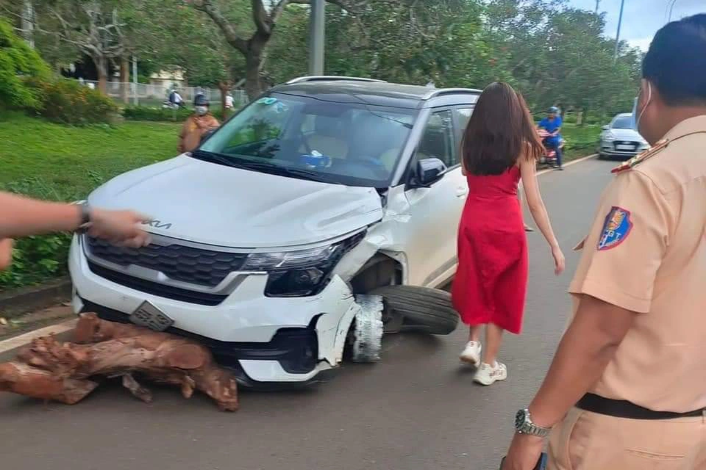 Kia Seltos rụng bánh vẫn chạy trên đường, tài xế gây bất ngờ khi xuống xe - 1 Kia Seltos rụng bánh vẫn chạy trên đường, tài xế gây bất ngờ khi xuống xe - 1
