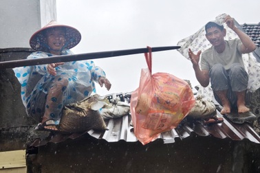 Người hùng thầm lặng lao vào tâm lũ cứu đồng bào miền Trung