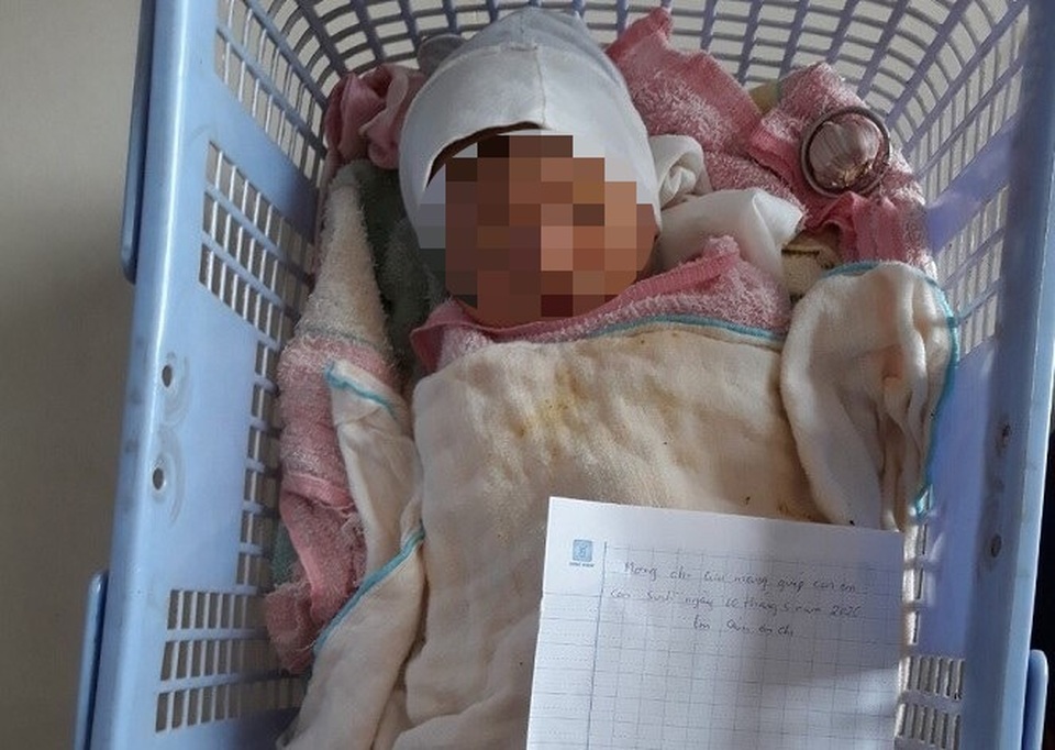 Bé trai sơ sinh bị bỏ lại bên đường cùng lời nhắn “nhờ cưu mang” - 1 Bé trai sơ sinh bị bỏ lại bên đường cùng lời nhắn “nhờ cưu mang” - 1
