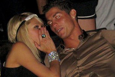 Paris Hilton “mê mẩn” Cristiano Ronaldo