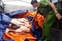 Phát hiện hàng tấn thực phẩm bẩn đưa vào nhà hàng